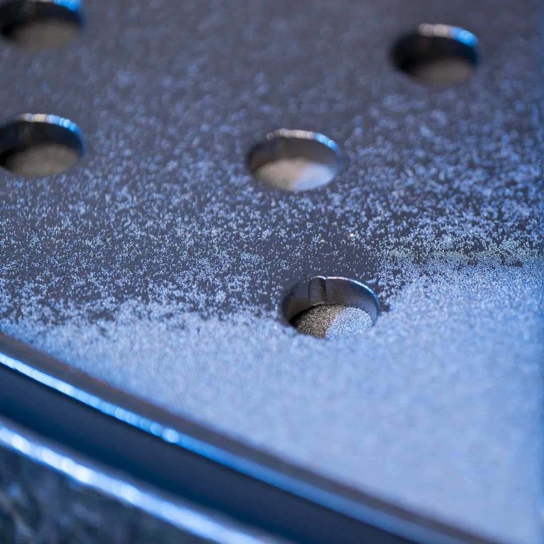 O shot peening é um processo industrial que consiste no bombardeio de superfícies metálicas com pequenas esferas de metal, vidro ou cerâmica.